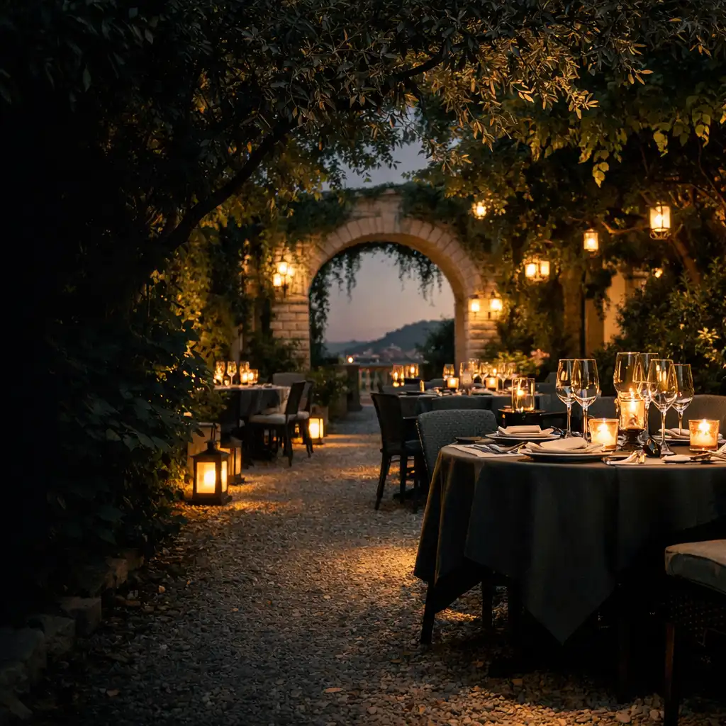 Terrasse-jardin éclairée au crépuscule avec tables dressées et feuillage méditerranéen